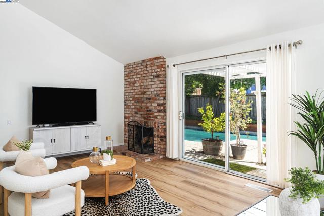 1001 Crellin Rd, Pleasanton CA: https://media.crmls.org/mediaz/d09d5f8f-96a1-4729-92b0-1361ab18d025.jpg