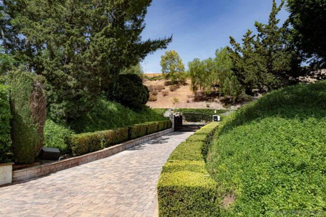 5553 Scenic View Dr, Yorba Linda CA: https://media.crmls.org/mediaz/d09e16a7-5ea1-45a5-bc77-dba7ab216875.jpg