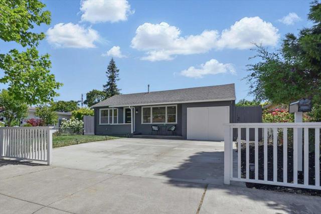 571 Hamilton Avenue, Menlo Park CA: https://media.crmls.org/mediaz/d09ede5a-28a9-4358-819e-799c32625ebf.jpg
