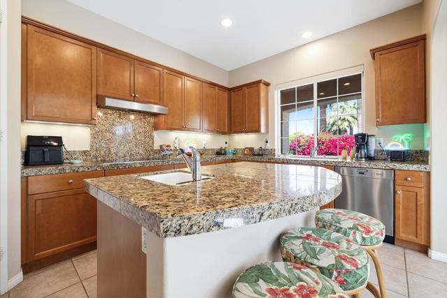 14 Via Santo Tomas Drive, Rancho Mirage CA: https://media.crmls.org/mediaz/d09eece8-4e1e-481f-9638-708d0832c6a2.jpg