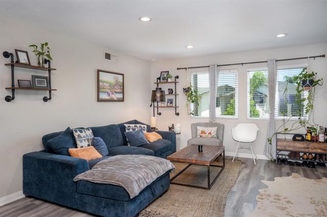 921 Amistad Ct D, El Cajon CA: https://media.crmls.org/mediaz/d09f0e97-ac8c-4b5a-97ea-ac06def75c78.jpg