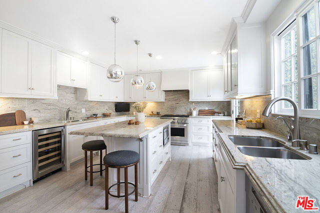 338 S Highland Avenue, Los Angeles CA: https://media.crmls.org/mediaz/d09f6856-949c-4e96-95c4-475bb583ae54.jpg