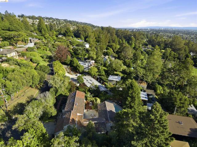 44 Highgate Rd, Kensington CA: https://media.crmls.org/mediaz/d0a0c3ab-70bc-413e-b8fd-403dbb36aa17.jpg