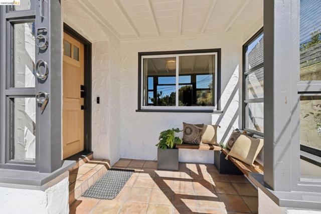 1509 Francis St, Albany CA: https://media.crmls.org/mediaz/d0a118a8-a78d-4332-bd19-1d0806a2c00c.jpg