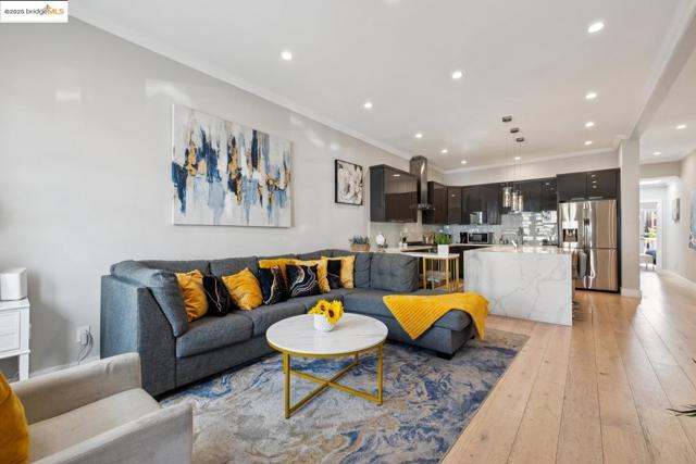 1537 Revere AVE, San Francisco CA: https://media.crmls.org/mediaz/d0a13604-7aeb-4843-b09b-7750097fb982.jpg