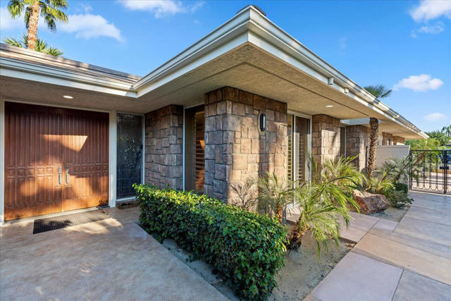 2 Deerfield Court, Rancho Mirage CA: https://media.crmls.org/mediaz/d0a15c19-999b-4173-92cb-b5df228e5ea6.jpg