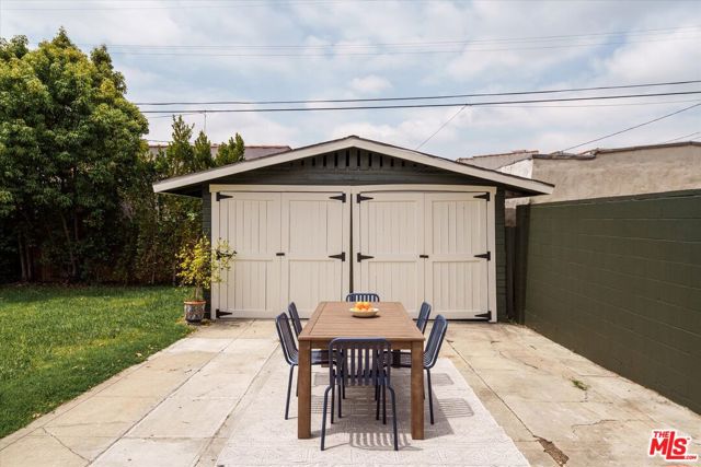 2041 S Palm Grove Avenue, Los Angeles CA: https://media.crmls.org/mediaz/d0a1b322-8152-4207-bd37-c4bac7863984.jpg