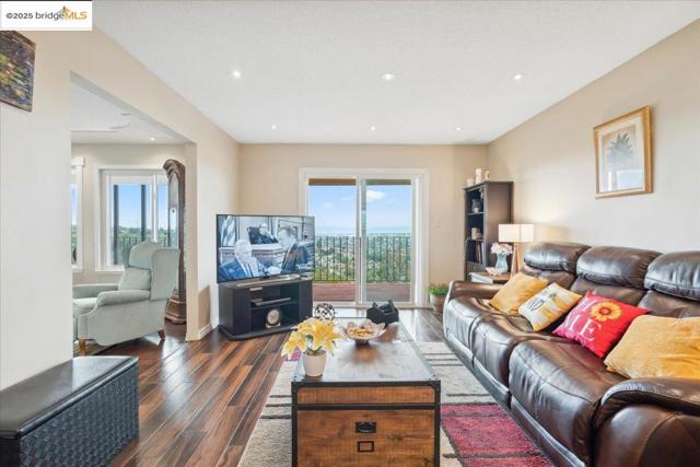 11772 Cranford Way, Oakland CA: https://media.crmls.org/mediaz/d0a21df5-3b13-4ac0-8499-e8a944da97ff.jpg