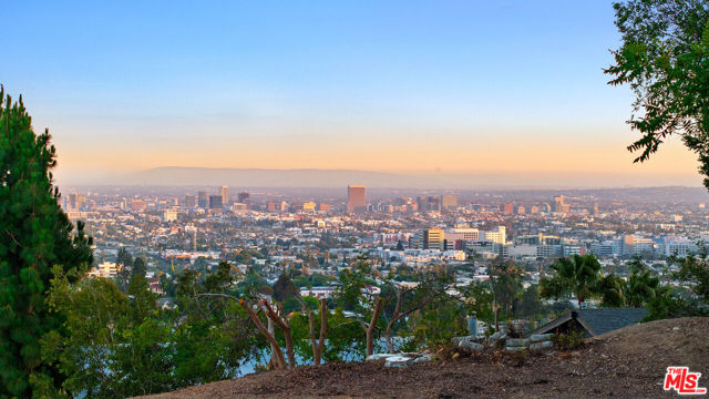 3775 Amesbury Road, Los Angeles CA: https://media.crmls.org/mediaz/d0a3a4a6-d578-4e00-b295-602003af5ac9.jpg