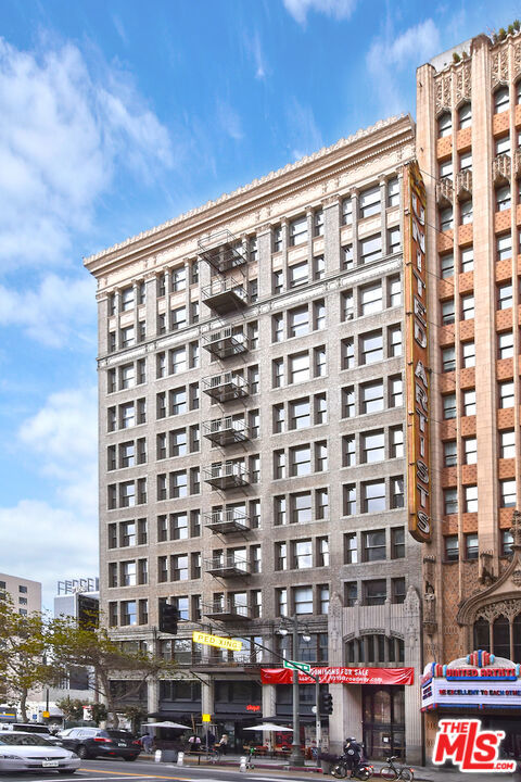 939 S Broadway, Los Angeles CA: https://media.crmls.org/mediaz/d0a4ede4-80e0-422d-b750-c6e82be746c3.jpg