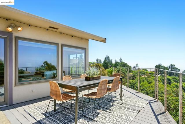 25 Holyrood Manor, Oakland CA: https://media.crmls.org/mediaz/d0a4f912-a40c-454c-ad80-cbe5f0a0178d.jpg