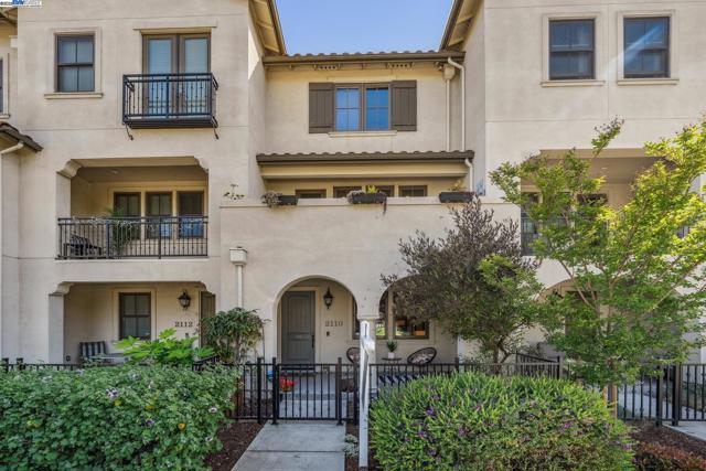 2110 Clement Ave, Alameda CA: https://media.crmls.org/mediaz/d0a59155-66dd-40c4-93d1-003872ac67b3.jpg