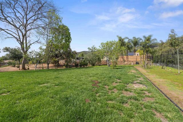 23527 Green Glen Road, Ramona CA: https://media.crmls.org/mediaz/d0a76982-f5f3-49b3-9a5e-dad19c954e00.jpg