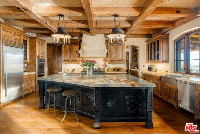 1915 Monte Alegre Drive, Carpinteria CA: https://media.crmls.org/mediaz/d0a83c16-c060-400b-aa66-c31c618127e8.jpg