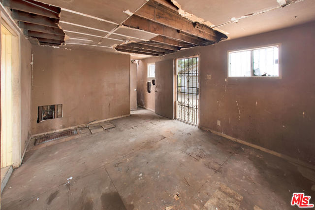 2028 E 126th Street, Compton CA: https://media.crmls.org/mediaz/d0a8e0dd-3a2b-4bbf-81c3-7cdacf0b8a20.jpg