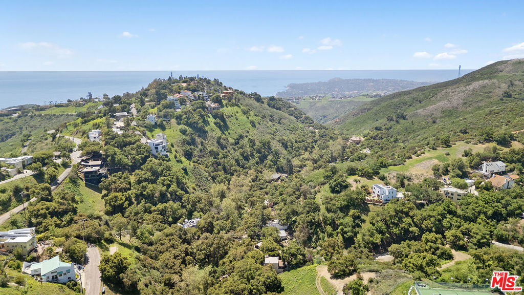 https://media.crmls.org/mediaz/d0a9d55c-64e5-4d9c-bb9c-253cc2298d77.jpg?preset=X-Large