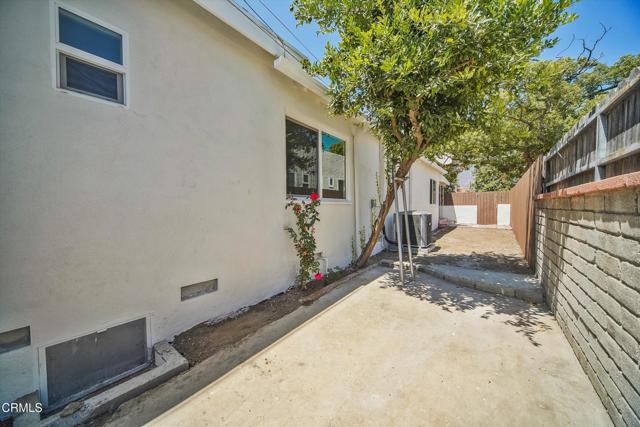 838 Highland Avenue, Glendale CA: https://media.crmls.org/mediaz/d0aabbf9-0eae-4c75-8dd0-0a4e18f26350.jpg