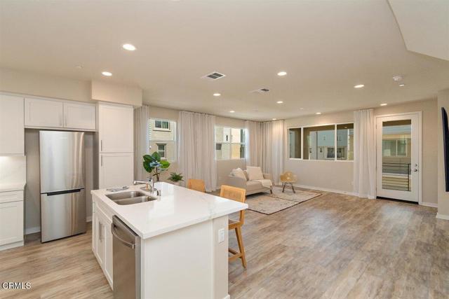 Detail Gallery Image 3 of 27 For 723 Heritage Ln, Upland,  CA 91784 - 2 Beds | 3/1 Baths