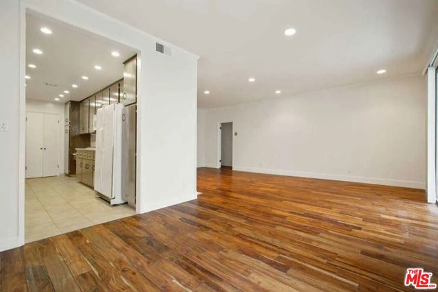 8568 Burton Way, Los Angeles CA: https://media.crmls.org/mediaz/d0ace9f4-95ab-4c54-8ec2-320ad5214a36.jpg