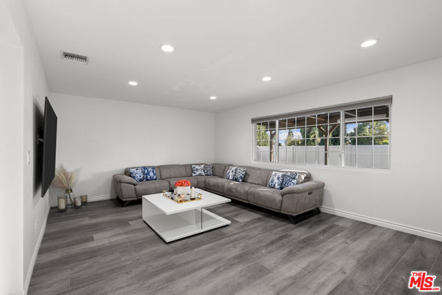 18352 Donmetz Street, Porter Ranch CA: https://media.crmls.org/mediaz/d0add2f3-ec18-4d29-8f2e-ae6d28e00cbf.jpg