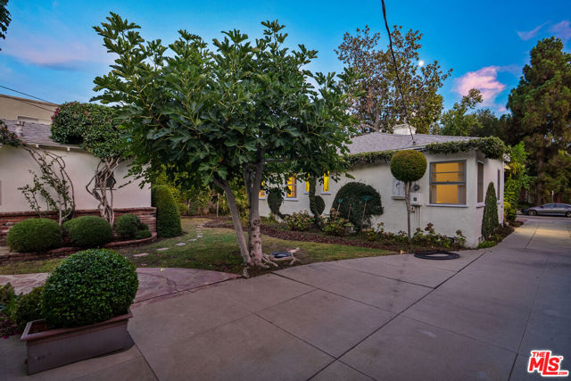 10941 Peach Grove Street, Toluca Lake CA: https://media.crmls.org/mediaz/d0ae0b00-97c0-4989-b751-5f258b5d3641.jpg