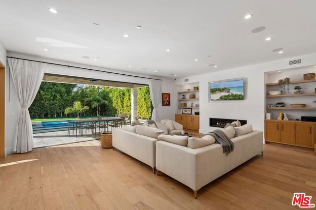 4937 Rubio Avenue, Encino CA: https://media.crmls.org/mediaz/d0afb655-b065-4f2b-8d17-51d28e592fa5.jpg