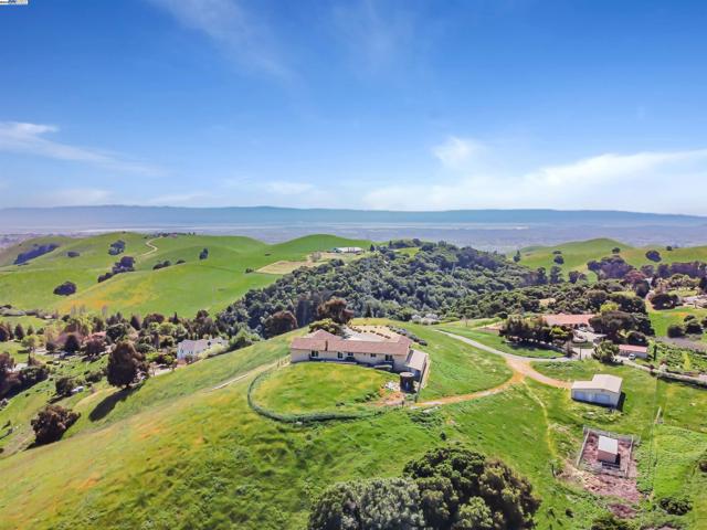 41794 Vargas Rd, Fremont CA: https://media.crmls.org/mediaz/d0b0ec81-e616-423c-92a5-c843d487f39c.jpg
