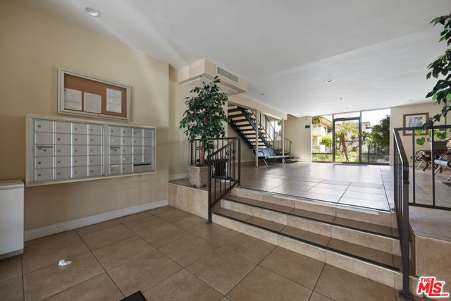 5328 Newcastle Avenue, Encino CA: https://media.crmls.org/mediaz/d0b14b18-ec48-46be-8b8d-77169513f331.jpg