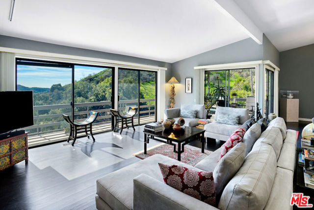 This gorgeous, elegantly remodeled space, on the coveted South side of celebrity enclave Franklin Cyn Dr. is adjacent to and over-looks the gorgeous vistas of Franklin Canyon Park. Close to the hiking/biking trails of Franklin Canyon + Tree People/Wilacre parks, you'll feel like you live in the country. But you are just 5 minutes from Ventura Blvd's "restaurant row", night-life + shopping, + minutes from Rodeo and the BH Flats. You will love the light-filled rooms with high ceilings and volume. With 2 en suite bedrooms on the private level and the 3rd en suite bedroom on the main level, currently used as an office, all rooms look out onto amazing park views. The large deck off the dining room is a perfect place for entertaining your guests year round. There are flat yards in the front and 1 side of the house + the back hill abuts the park. Dog owners welcome. The sense of sky and space is breath-taking!