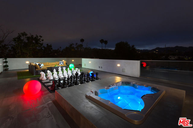 726 N Martel Avenue, Los Angeles CA: https://media.crmls.org/mediaz/d0b3d1ab-8436-45b3-b5f3-ddf36e1afc46.jpg