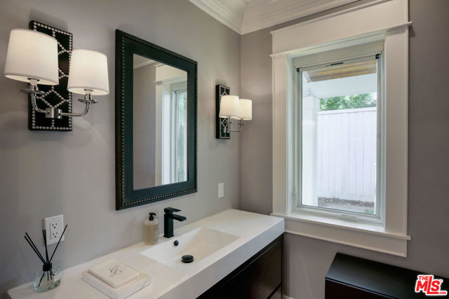 18625 Wells Drive, Tarzana CA: https://media.crmls.org/mediaz/d0b467e5-c6a2-4c00-b5e8-73b4a1c6eb32.jpg