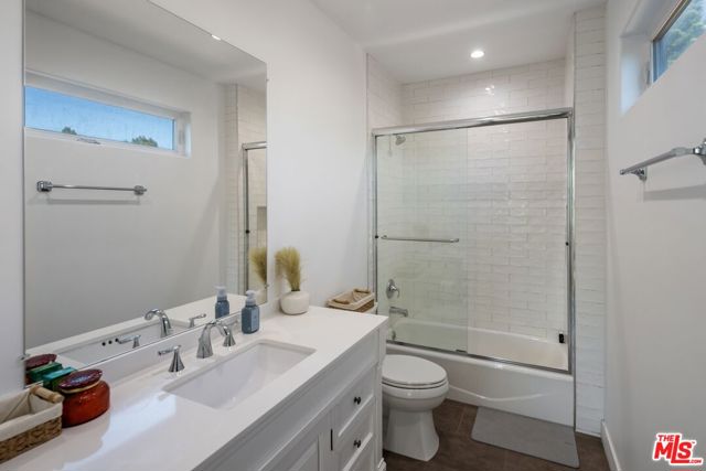 13800 Erwin Street photo 37