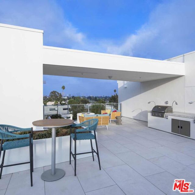 2929 pennsylvania Avenue, Santa Monica CA: https://media.crmls.org/mediaz/d0b734d3-8383-4326-aaf2-aad1089ff3bd.jpg