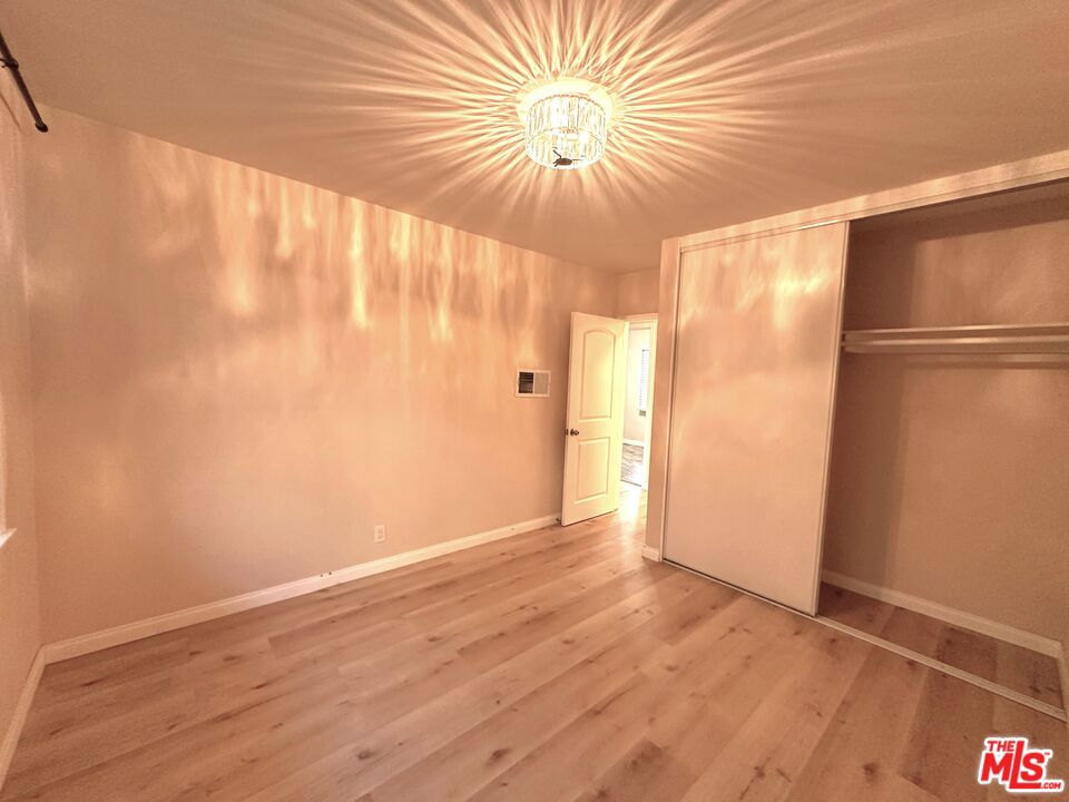 https://media.crmls.org/mediaz/d0b7ffb6-d316-4bc5-b6f0-fe1ee5c3d9d1.jpg?preset=X-Large