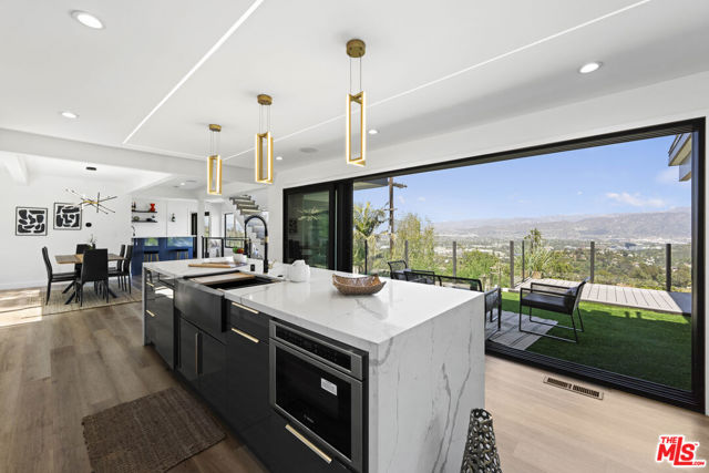 7308 Pacific View Drive, Los Angeles CA: https://media.crmls.org/mediaz/d0b80fd8-acbc-41a6-b77c-a9196eb092a7.jpg