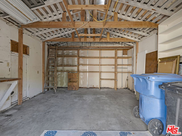 4215 Mentone Avenue, Culver City CA: https://media.crmls.org/mediaz/d0b855ae-81fd-49f0-a330-3c37958a913b.jpg