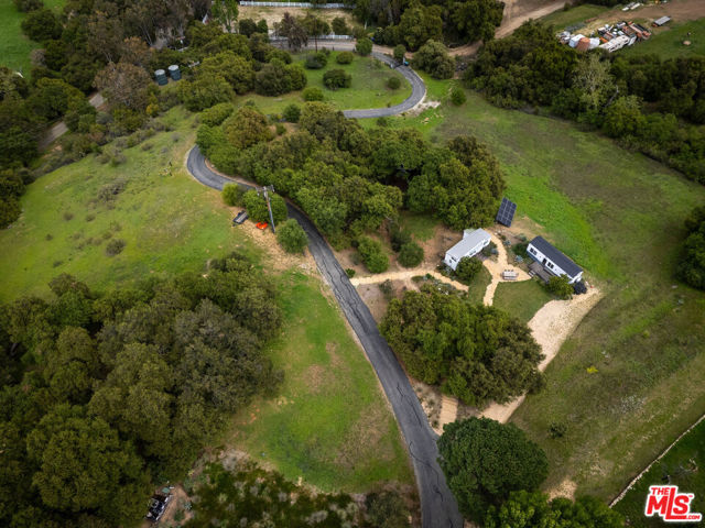 22575 Monte Vista Drive, Topanga CA: https://media.crmls.org/mediaz/d0b86a95-59d7-4080-b39a-b3708f50aeb8.jpg