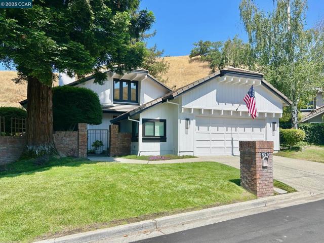 959 Redwood Dr, Danville CA: https://media.crmls.org/mediaz/d0b89ec6-33e3-4943-9e44-cfa572cf3c0e.jpg