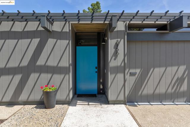 8156 Coach Dr, Oakland CA: https://media.crmls.org/mediaz/d0b8f2f6-1740-437d-bae6-82c45bf4f721.jpg
