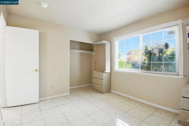 9121 Eaglepoint Ln, Stockton CA: https://media.crmls.org/mediaz/d0b9d75a-7030-415d-86f2-371039bf6c90.jpg