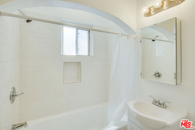 1827 W 24th Street, Los Angeles CA: https://media.crmls.org/mediaz/d0ba41b1-cbde-4345-af8e-10ea02dfa02d.jpg