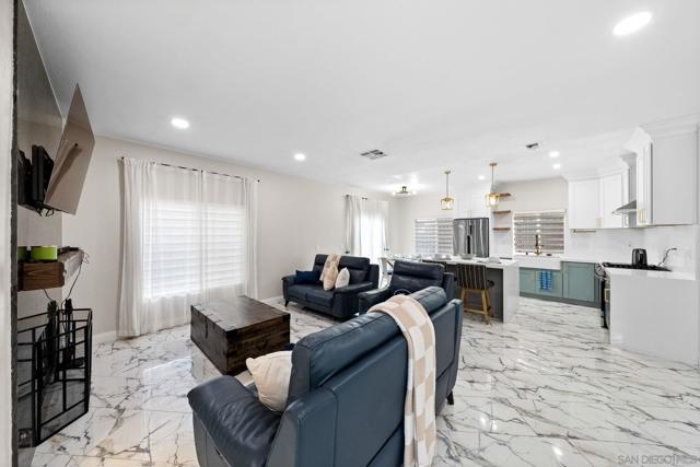 3585 Acacia St, San Diego CA: https://media.crmls.org/mediaz/d0ba7c7b-515d-48af-8df7-130bf1d50511.jpg