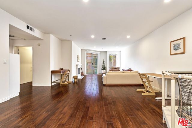 333 Westminster Avenue, Los Angeles CA: https://media.crmls.org/mediaz/d0baea00-444b-4386-ab07-2271ed9ece30.jpg