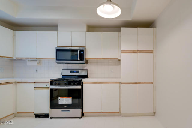 10925 Blix Street, Toluca Lake CA: https://media.crmls.org/mediaz/d0baee37-38bf-4d31-90cf-21b3ed32c621.jpg