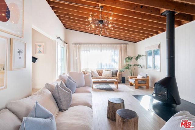21555 Pacific Coast Highway, Malibu CA: https://media.crmls.org/mediaz/d0bb931e-60d1-4e36-b06e-19cb41ce4989.jpg
