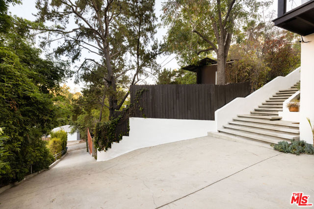 5911 Canyon Heights Lane, Los Angeles CA: https://media.crmls.org/mediaz/d0bd45a8-e685-42d8-ab3f-17abf591c864.jpg