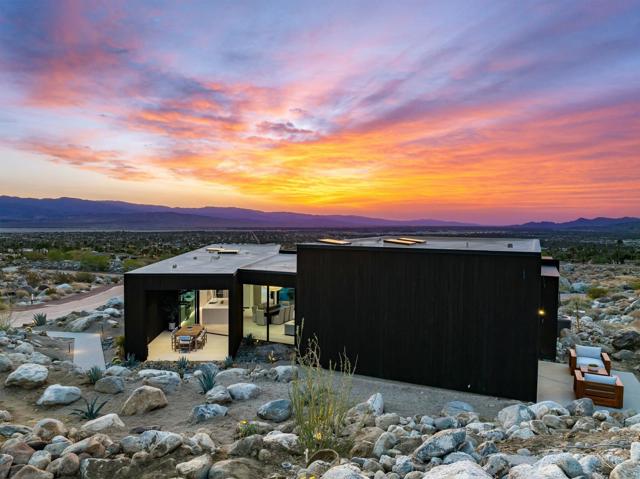 2085 Desert Flower Court, Palm Springs CA: https://media.crmls.org/mediaz/d0be2a0b-999a-4fc8-b8fd-f94cbe7e3891.jpg