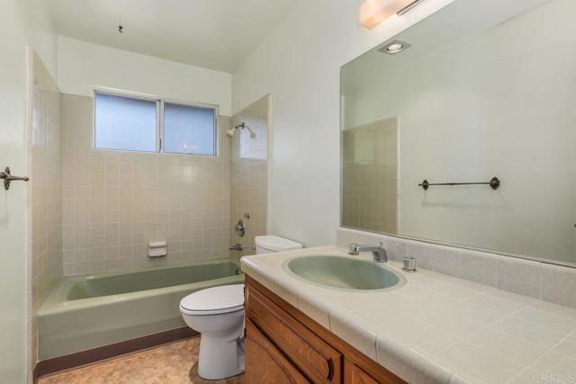 31600 Oak Glen Road, Valley Center CA: https://media.crmls.org/mediaz/d0bf6e80-3cbc-4fa8-af53-236370413f4c.jpg