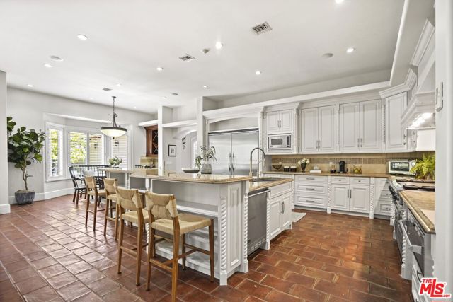 13845 Magnolia Boulevard, Sherman Oaks CA: https://media.crmls.org/mediaz/d0c037a6-a99d-471e-a869-30255bfaa702.jpg