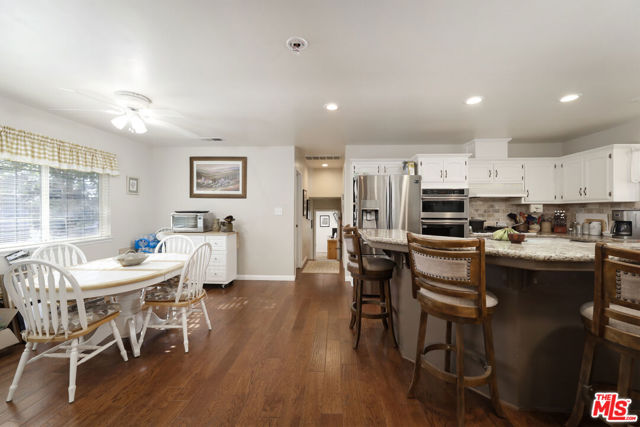 7200 Clifftop Way, Bakersfield CA: https://media.crmls.org/mediaz/d0c08da8-9e81-4b96-b834-303ffc30fb6e.jpg